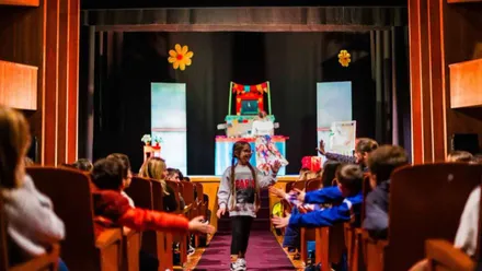Butacas del Teatro Las Cortes con niños y niñas.