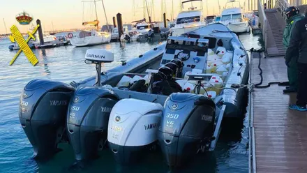 Lancha planeadora con potentes motores y garrafas de gasolina llamadas "petacas".