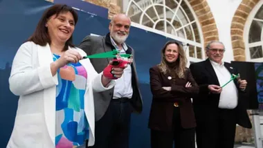 Autoridades y responsables en la presentación, tienen en las manos un tirachinas.