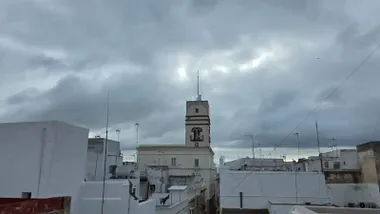 La Torre Tavira de Cádiz bajo cielo nublado