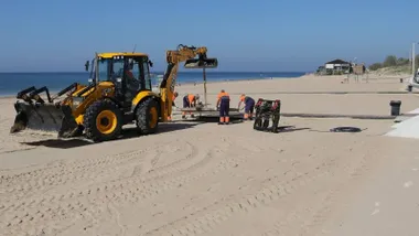 Excavadora y operarios en los trabajo de Rota.