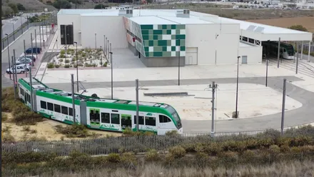Trambahía tomando una curva en la salida de su recorrido.