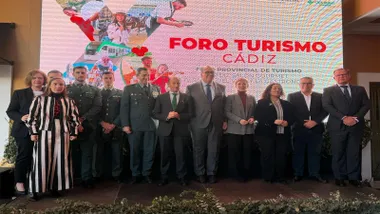 El alcalde José María Román y las autoridades posando delante de la pantalla.