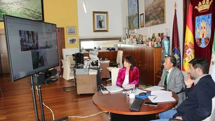 Tres personas sostienen una videoconferencia, es Chiclana con Alemania.
