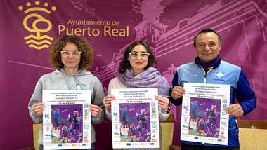 Delegada y organizadores sosteniendo el cartel.