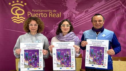 Delegada y organizadores sosteniendo el cartel.