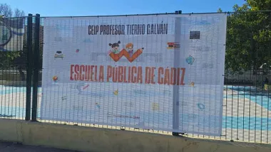 Pancarta en la valla de un colegio de Cádiz.