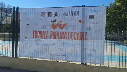 Pancarta en la valla de un colegio de Cádiz.