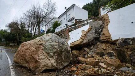 Derrumbe de rocas en Ubrique junto a una casa y ocupando parte del arcén de la carretera o vía.