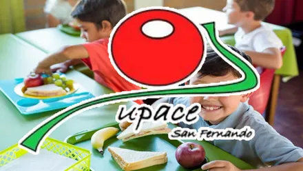 Niños comiendo y sobre ellos el logotipo de Upace en rojo y verde.