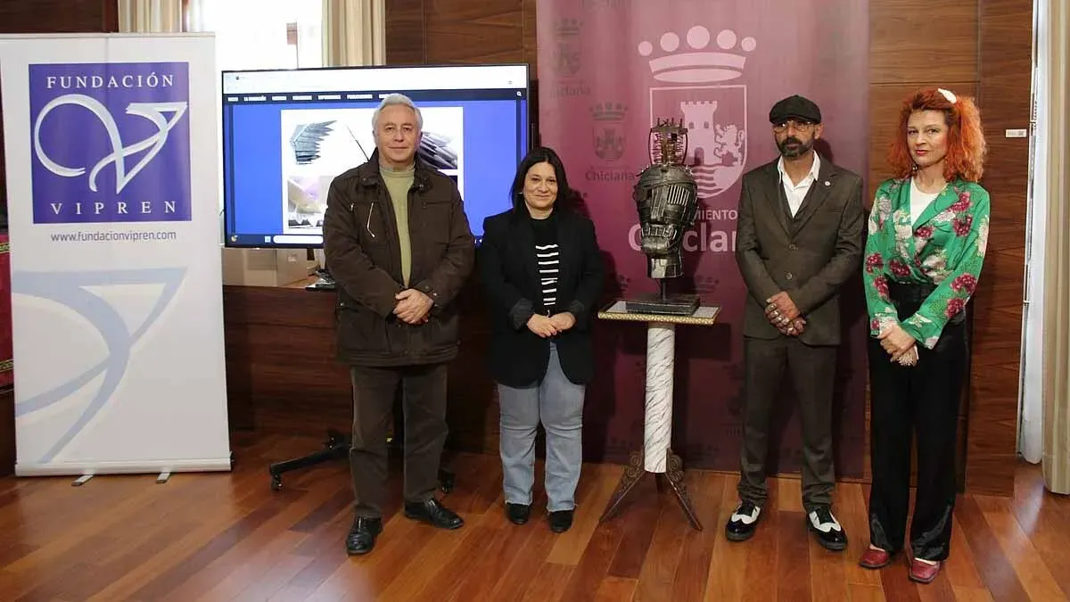 La delegada municipal de Cultura, Susana Rivas, el presidente de la Fundación Vipren, Miguel González; la directora de exposiciones, Mariló S. Leal, y artista Francisco Javier Gómez ‘Pincha’ han presentado la exposición virtual "De Retales".