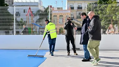 El alcalde, Bruno García, y el concejal José Carlos Teruel, durante la visita a las obras de renovación de la Plaza Manolo Santander donde trabaja un operario pintando el suelo.