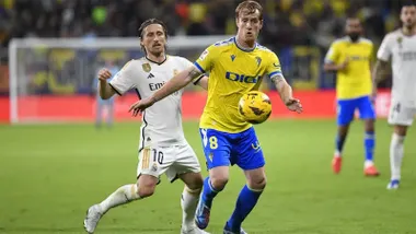 El jugador del Cádiz Álex Fernández trata de controlar un balón en presencia del jugador del Real Madrid Luca Modric.