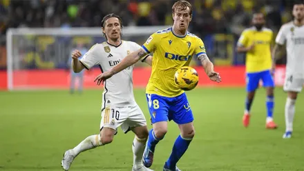 El jugador del Cádiz Álex Fernández trata de controlar un balón en presencia del jugador del Real Madrid Luca Modric.
