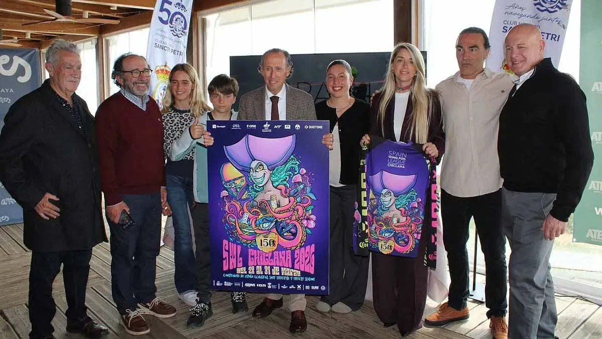 El alcalde de la ciudad, José María Román, en un acto en el que ha estado acompañado por la delegada municipal de Deportes, Isabel Butrón; el promotor del evento, Juan Antonio Martín; el director técnico de la Federación Andaluza de Vela, Nicolás Mariño; el CEO de Atenas Playa, Miguel Grande; y los campeones del mundo Nia Suardíaz, Sam Rossmeier y Sofía Ginzinger.