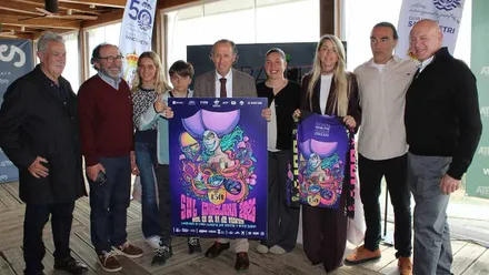 El alcalde de la ciudad, José María Román, en un acto en el que ha estado acompañado por la delegada municipal de Deportes, Isabel Butrón; el promotor del evento, Juan Antonio Martín; el director técnico de la Federación Andaluza de Vela, Nicolás Mariño; el CEO de Atenas Playa, Miguel Grande; y los campeones del mundo Nia Suardíaz, Sam Rossmeier y Sofía Ginzinger.