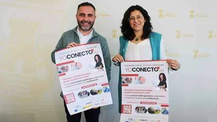 Fede Díaz e Isabel García sostienen en cartel de los cursos "YoConecto".