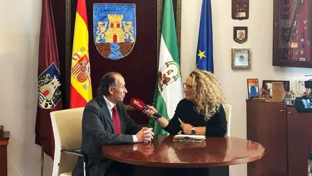 Dos personas, hombre y mujer, en una entrevista.