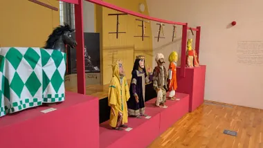 Vista frontal del Retablo de Maese Pedro restaurado en vitrina del Museo del Títere de Cádiz