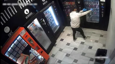 Máquinas negras siendo robadas con sudadera color crema.