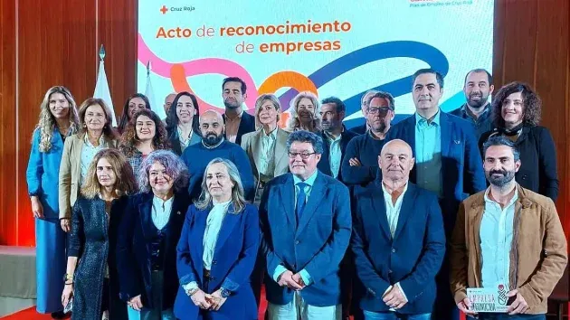 Empresario y Cruz Roja en un posado.