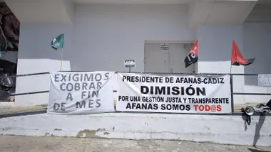 Pancartas de denuncia en el conclicto en Afanas Cádiz