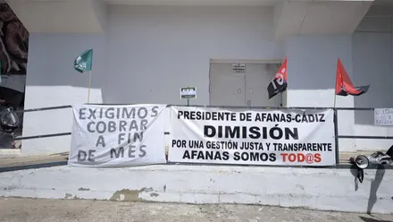 Pancartas de denuncia en el conclicto en Afanas Cádiz