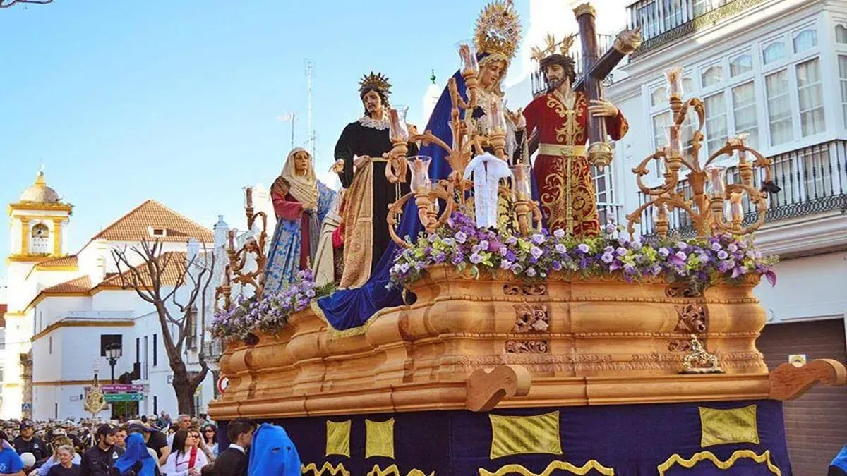 Paso de los Afligidos por las calles de Chiclana.