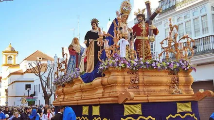 Paso de los Afligidos por las calles de Chiclana.