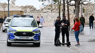 Agentes de la Policía Local de Cádiz informan a una usuaria de patinete eléctrico. Foto: Eulogio García