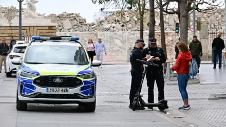 Agentes de la Policía Local de Cádiz informan a una usuaria de patinete eléctrico. Foto: Eulogio García