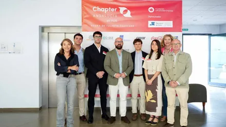 Germán Beardo con un grupo de personas en el Ágora del Talento Gaditano.