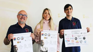 Sosteniendo el cartel la delegada municipal de Deportes, Isabel Butrón, quien ha comparecido en rueda de prensa junto al presidente de la entidad organizadora, Manuel Aranda, y otro de los integrantes del colectivo, Pedro Alcántara.