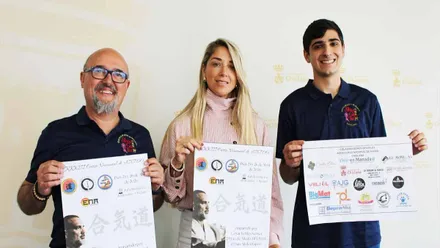 Sosteniendo el cartel la delegada municipal de Deportes, Isabel Butrón, quien ha comparecido en rueda de prensa junto al presidente de la entidad organizadora, Manuel Aranda, y otro de los integrantes del colectivo, Pedro Alcántara.