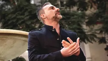 Alejandro Silva con chaqueta negra y mirando al cielo.