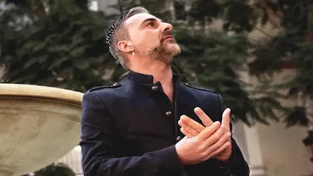 Alejandro Silva con chaqueta negra y mirando al cielo.