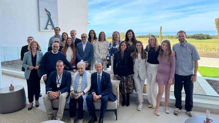 Posado del las fuerzas municipales, con su alcalde a la cabeza y los responsables del hotel Amàre Beach.