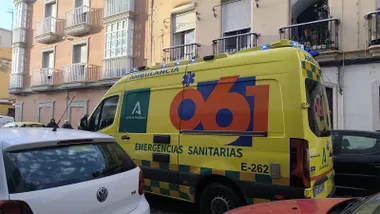 Una ambulancia del 061 atendió a las dos personas que se encontraban en la vivienda. Foto: José Luis Porquicho Prada.