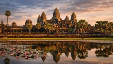 Angkor Bat y su reflejo en un lago cercano.