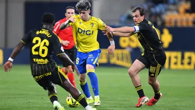 Antoñito Cordero, ante dos rivales del Zaragoza. Foto: Cádiz CF