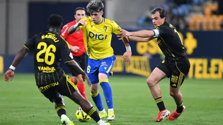 Antoñito Cordero, ante dos rivales del Zaragoza. Foto: Cádiz CF