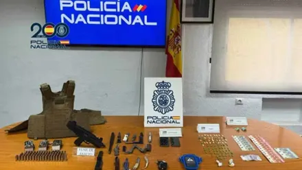 Arma, dinero y droga incautadas por la Policía Nacional.