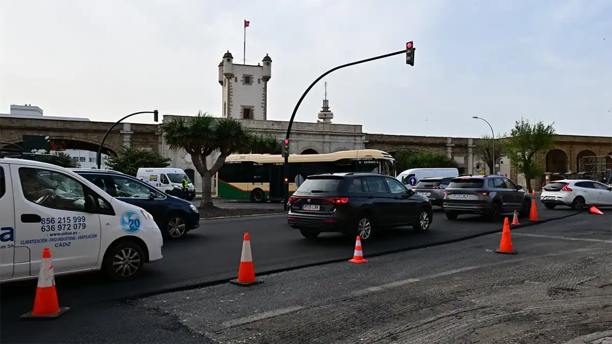 Las personas que han tratado de salir o entrar en coche del casco histórico por las Puertas de Tierra se han tenido que armar de paciencia. Foto: Eulogio García.