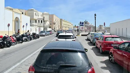 La imagen más repetida en Cádiz esta semana: Atasco en el Campo del Sur a la altura de la calle Sagasta, tambièn cortada. Foto: Eulogio García.