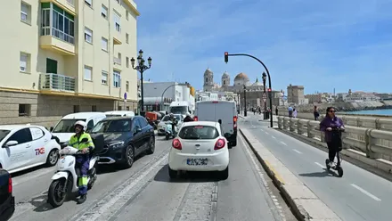 Cádiz está viviendo unos días de tráfico complicado. Foto: Eulogio García.