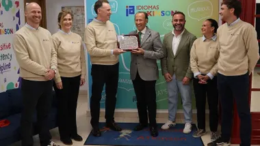 Entrega de una placa al alcalde por parte de los miembros de la Academia Atkinson.