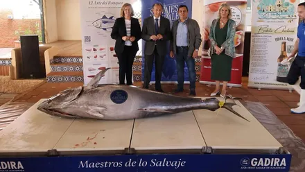 Atún rojo delante del alcalde de Chiclana y otras autoridades.