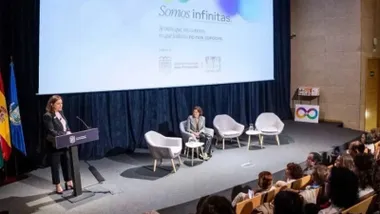 Ponente hablando sobre autismo e inclusión en una sala de conferencias en San Fernando.