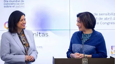 Momento de la intervención de Carmen López, presidenta de Austismo, junto a la alcaldesa de San Fernando, Patricia Cavada.