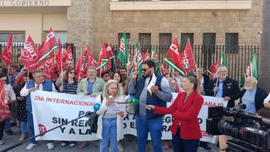 Manifestación de personas portando banderas y pancartas de CCOO y UGT.